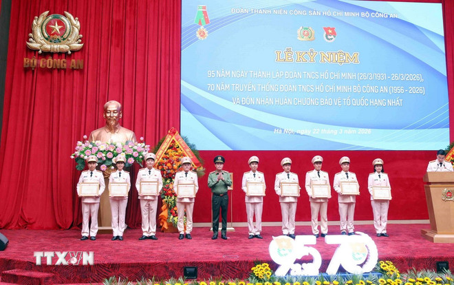 ttxvn-doan-tncs-ho-chi-minh-bo-cong-an-don-nhan-huan-chuong-bao-ve-to-quoc-hang-nhat3.jpg