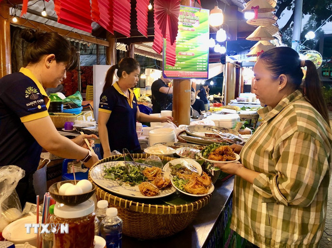 Nhiều món ăn đặc sản Nam Bộ thu hút thực khách. (Ảnh: Mỹ Phương/TTXVN) ttxvn-le-hoi-am-thuc-duong-pho-sai-gon-7998.jpg