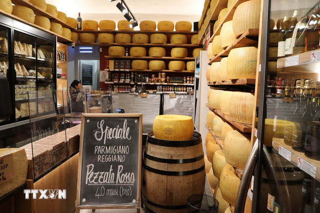 Các bánh phômai Parmigiano Reggiano trong cửa hàng. (Ảnh: Trường Dụy/TTXVN) ttxvn-parma-que-huong-cua-pho-mai-va-thit-nguoi-noi-tieng-italy1.jpg