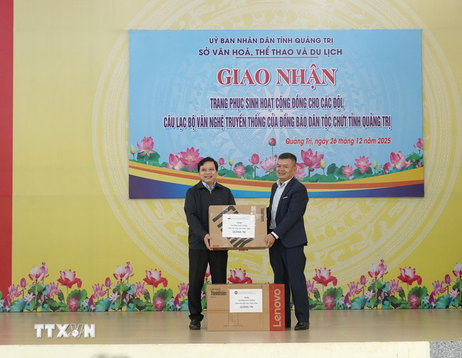 ttxvn-quang-tri-giao-nhan-trang-phuc-sinh-hoat-cong-dong-truyen-thong-dong-bao-chut4.jpg