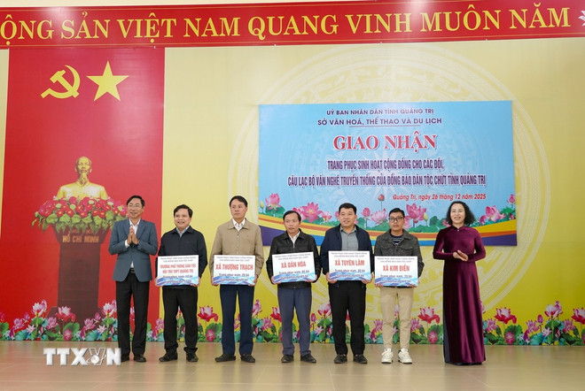 ttxvn-quang-tri-giao-nhan-trang-phuc-sinh-hoat-cong-dong-truyen-thong-dong-bao-chut3.jpg