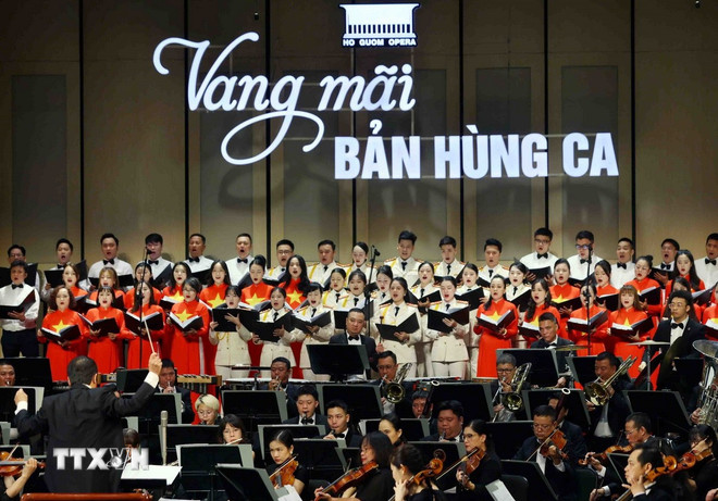Chương trình nghệ thuật do dàn nhạc giao hưởng Việt Nam biểu diễn. (Ảnh: Phạm Kiên/TTXVN) ttxvn-bo-cong-an-to-chuc-chuong-trinh-nghe-thuat-vang-mai-ban-hung-ca3.jpg