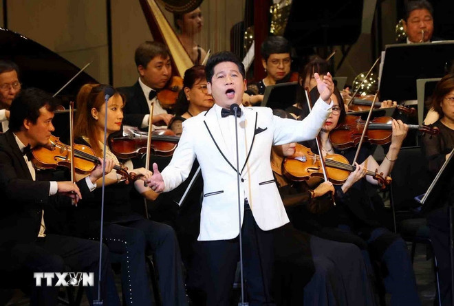 Một tiết mục nghệ thuật tại chương trình. (Ảnh: Phạm Kiên/TTXVN) ttxvn-bo-cong-an-to-chuc-chuong-trinh-nghe-thuat-vang-mai-ban-hung-ca4.jpg