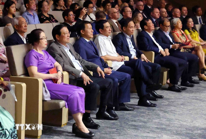 Các đồng chí lãnh đạo tham dự chương trình nghệ thuật. (Ảnh: Phạm Kiên/TTXVN) ttxvn-bo-cong-an-to-chuc-chuong-trinh-nghe-thuat-vang-mai-ban-hung-ca2.jpg