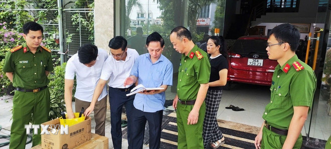 Lực lượng công an đã tiến hành khám xét khẩn cấp nơi ở và các Công ty mà Vi đứng tên hoặc góp cổ phần tại các phường: Lam Sơn, Ba Đình, Đông Vệ, Rừng Thông (thành phố Thanh Hóa) và thị trấn Vân Du (huyện Thạch Thành). (Ảnh: TTXVN phát) ttxvn-tran-ap-bang-nhom-toi-pham-hoat-dong-co-to-chuc-do-vi-ngo-cam-dau2.jpg
