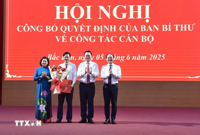 Công bố quyết định chuẩn y Phó Bí thư Tỉnh ủy Bắc Kạn Thường trực Tỉnh ủy Bắc Kạn tặng hoa chúc mừng tân Phó Bí thư Tỉnh ủy Bắc Kạn Đinh Quang Tuyên. (Ảnh: Nguyễn Công Hải/TTXVN)