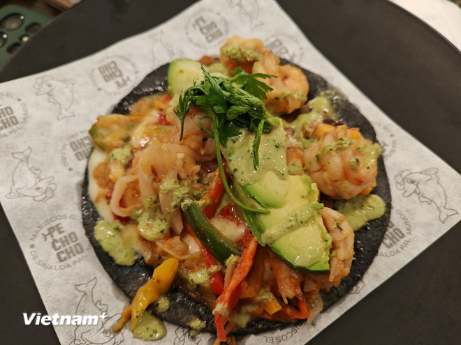 Jede Region und jede indigene Gemeinschaft in Mexiko hat ihre eigene Art, Tacos mit ihrem eigenen Geschmack zuzubereiten. Daher gibt es viele verschiedene Taco-Sorten, und Shrimp Taco ist eines der beliebtesten Gerichte der Mexikaner. (Foto: Phuong Lan/Vietnam+) vnp-taco8.jpg