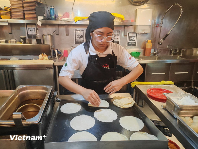 Ein Koch bereitet in einem Taco-Laden in Mexiko-Stadt Mais-Taco-Schalen zu. (Foto: Phuong Lan/Vietnam+) vnp-taco.jpg