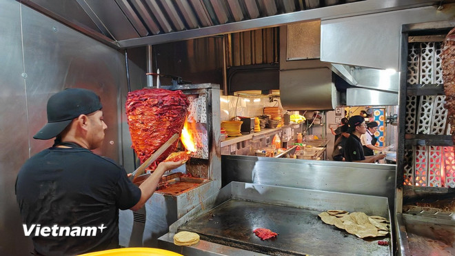 Ein Koch bereitet Taco al Pastor zu – eine „nationale Spezialität“ mit mariniertem Schweinefleisch, gegrillt auf einer rotierenden Achse in einem Taco-Laden in Mexiko-Stadt. (Foto: Phuong Lan/Vietnam+) vnp-taco3.jpg