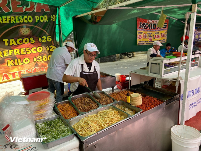 Ein Taco-Laden auf dem Bürgersteig in Mexiko-Stadt. Dabei handelt es sich nicht einfach um eine mit Fleisch gefüllte Maistortilla, wie sie Mexikaner kennen. 2010 wurde die traditionelle mexikanische Küche, einschließlich Tacos, von der UNESCO zum immateriellen Kulturerbe der Menschheit erklärt. (Foto: Phuong Lan/Vietnam+) vnp-taco2.jpg
