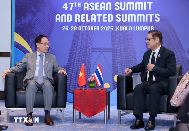 Ministrul de externe Le Hoai Trung s-a întâlnit cu ministrul de externe thailandez Sihasak Phuangketkeow. (Foto: Duong Giang/VNA) ttxvn-bo-truong-bo-ngoai-giao-le-hoai-trung-gap-bo-truong-ngoai-giao-thai-lan-sihasak-phuangketkeow2.jpg