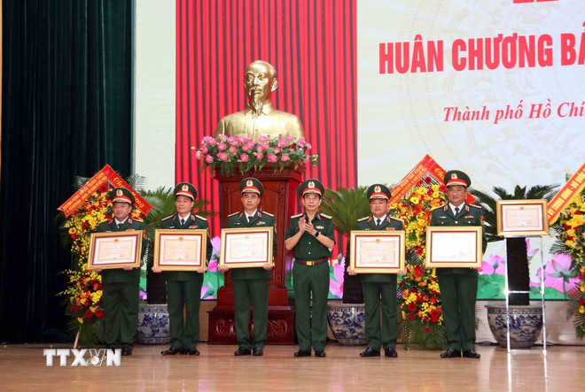 ttxvn-dai-tuong-phan-van-giang-du-hoi-nghi-quan-chinh-quan-khu-7-2.jpg