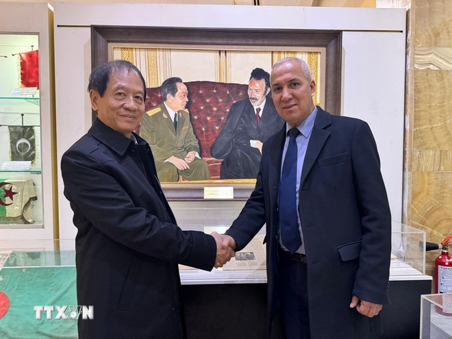 Et maleri som viser general Vo Nguyen Giap som møter president Houari Boumediene – en gave fra statsminister Pham Minh Chinh til Moujahid-museet – er utstilt på en fremtredende plassering. (Foto: Nguyen An/VNA) ttxvn-viet-nam-algeria-tang-cuong-giao-luu-nhan-dan-phat-huy-gia-tri-doan-ket-cach-mang2.jpg