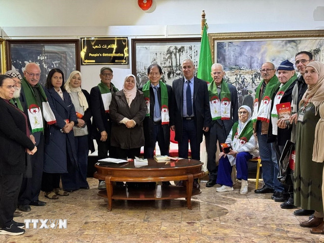Herr Vo Hong Nam, som representerer familien til general Vo Nguyen Giap, snakker med algeriske veteraner. (Foto: Nguyen An/VNA) ttxvn-viet-nam-algeria-tang-cuong-giao-luu-nhan-dan-phat-huy-gia-tri-doan-ket-cach-mang3.jpg