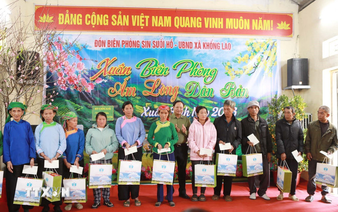 ttxvn-xuan-bien-phong-am-long-dan-ban-noi-bien-cuong-khong-lao3.jpg