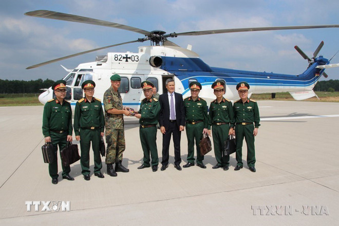 Thượng tướng Nguyễn Chí Vịnh (giữa), Thứ trưởng Bộ Quốc phòng thăm, làm việc tại Trung tâm Huấn luyện tác chiến Lục quân thuộc Bộ Quốc phòng Đức năm 2019. (Ảnh: Phạm Thắng/TTXVN) ttxvn-quan-doi-nhan-dan-viet-nam-luon-phat-huy-tinh-than-quoc-te-trong-sang-20-resize.jpg
