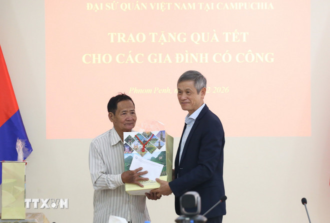 ttxvn-trao-tang-qua-tet-cho-than-nhan-cac-gia-dinh-kieu-bao-co-cong-tai-campuchia2.jpg