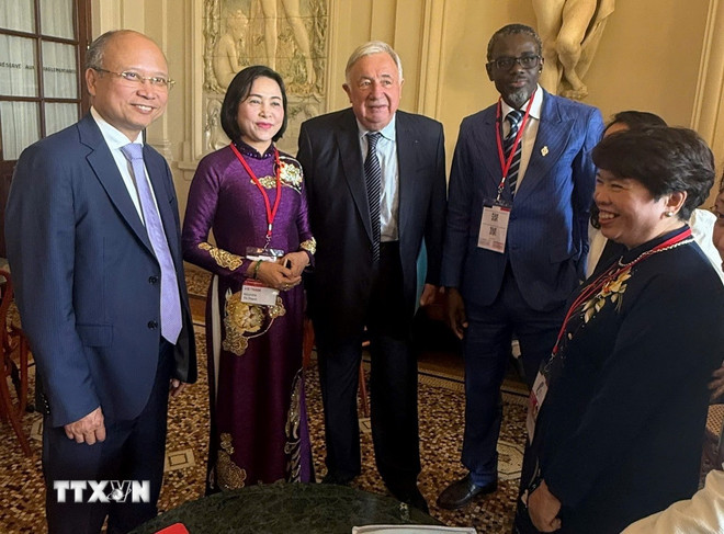 Phó Chủ tịch Quốc hội Nguyễn Thị Thanh gặp Chủ tịch Thượng viện Pháp Gérard Larcher. (Ảnh: TTXVN phát)