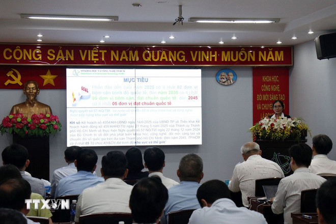Đại diện Sở Khoa học và Công nghệ Thành phố Hồ Chí Minh giới thiệu về Đề án CoE. (Ảnh: Tiến Lực/TTXVN) ttxvn-to-chuc-dau-tien-tham-gia-de-an-hinh-thanh-trung-tam-nghien-cuu-dat-chuan-quoc-te2.jpg