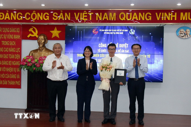 Trung tâm Vật liệu cấu trúc nano và phân tử (INOMAR) là tổ chức đầu tiên được tham gia Đề án CoE. (Ảnh: Tiến Lực/TTXVN) ttxvn-to-chuc-dau-tien-tham-gia-de-an-hinh-thanh-trung-tam-nghien-cuu-dat-chuan-quoc-te3.jpg
