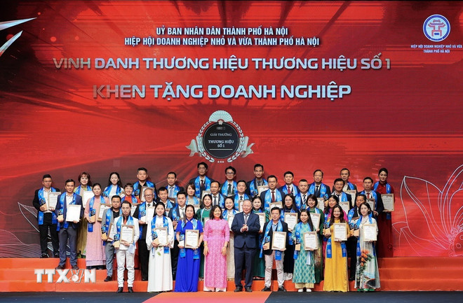 ttxvn-le-ton-vinh-doanh-nhan-doanh-nghiep-thang-long2.jpg