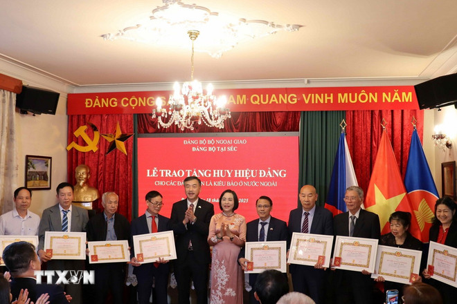 អនុប្រធានរដ្ឋសភាលោកស្រី Nguyen Thi Thanh ក្នុងពិធីប្រគល់ផ្លាកសញ្ញាសមាជិកបក្សចំនួន ៥៥, ៥០, ៤៥, ៤០ និង ៣០ ឆ្នាំ ដល់សមាជិកបក្សនៅក្រៅប្រទេសចំនួន ១១ រូប។ (រូបថត៖ Viet Dung/VNA) ttxvn-pho-chu-tich-quoc-hoi-nguyen-thi-thanh-tham-lam-viec-tai-cong-hoa-sec4.jpg