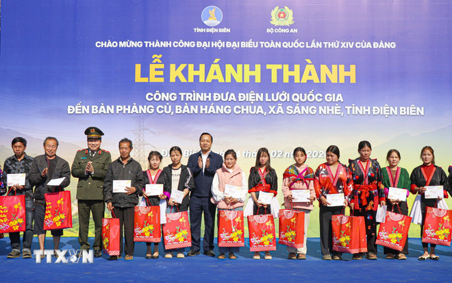 ttxvn-mang-dien-luoi-quoc-gia-den-voi-dong-bao-vung-cao-sang-nhe-dien-bien2.jpg