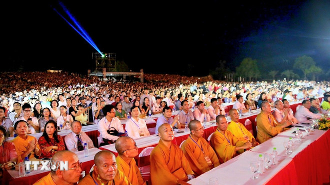 ពិធីប្រកាសគុណតម្លៃសកលនៃបេតិកភណ្ឌវប្បធម៌ពិភពលោក Yen Tu - Vinh Nghiem - Con Son ទីក្រុង Kiep Bac បានទាក់ទាញគណៈប្រតិភូ ប្រជាជន និងពុទ្ធសាសនិកយ៉ាងច្រើនកុះករ។ (រូបថត៖ Thanh Van/VNA) ttxvn-thu-tuong-du-le-cong-bo-di-san-van-hoa-the-gioi-yen-tu-vinh-nghiem-con-son-kiep-bac2.jpg