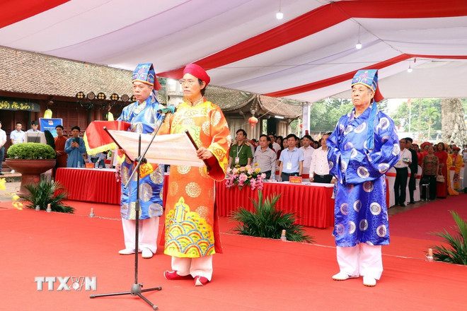 Cung tuyên văn tế các bậc đại khoa. (Ảnh: Mạnh Tú/TTXVN) ttxvn-khai-hoi-van-mieu-mao-dien-ton-vinh-dao-hoc-xu-dong4.jpg