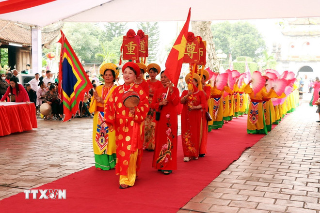 Nghi lễ Tiến chữ dâng Thánh. (Ảnh: Mạnh Tú/TTXVN) ttxvn-khai-hoi-van-mieu-mao-dien-ton-vinh-dao-hoc-xu-dong.jpg