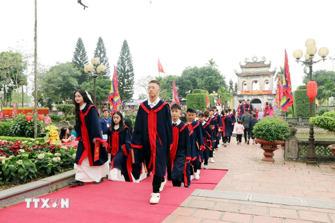 Học sinh và sinh viên cả nước về dự hội. (Ảnh: Mạnh Tú/TTXVN) ttxvn-khai-hoi-van-mieu-mao-dien-ton-vinh-dao-hoc-xu-dong3.jpg