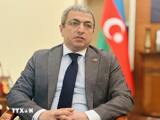 Đại sứ Cộng hòa Azerbaijan tại Việt Nam Shovgi Kamal Oglu Mehdizade trả lời phỏng vấn báo chí liên quan đến chuyến thăm và quan hệ hợp tác hai nước. (Ảnh: Việt Đức/TTXVN) ttxvn-dai-su-azerbaijan-tai-viet-nam.jpg
