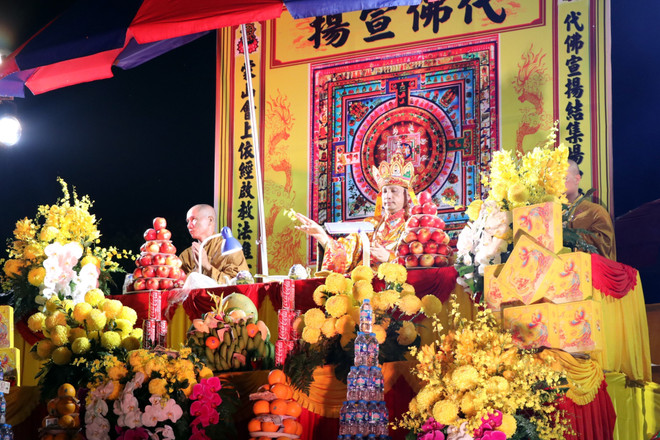 Böneceremoni för fred vid Con Son-Kiep Bac höstfestival 2025. (Foto: Manh Tu/VNA) le-cau-an-va-hoi-hoa-dang-trong-le-hoi-mua-thu-con-son-o-hai-phong2.jpg