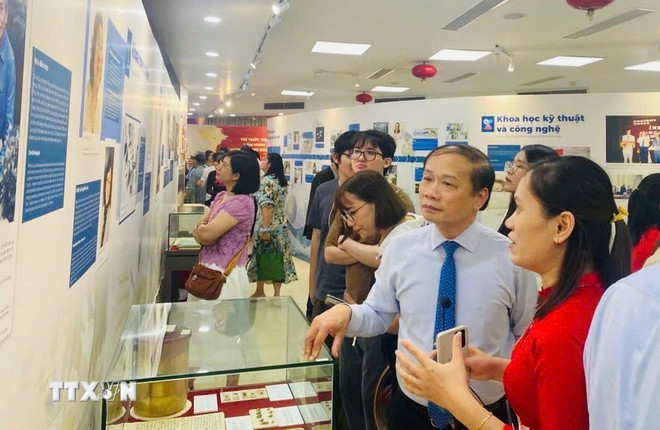 زيارة الوفود لمنطقة المعرض. (صورة: Vu Ha/VNA) ttxvn-trung-bay-dong-gop-cua-cac-nha-khoa-hoc-viet-nam-trong-xay-dung-bao-ve-to-quoc2.jpg