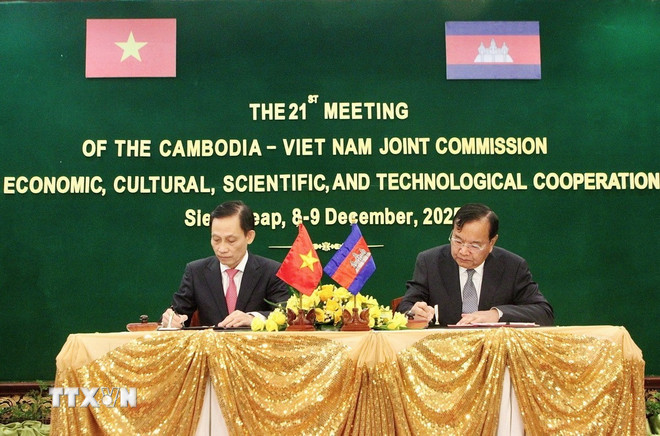 ttxvn-ky-hop-lan-thu-21-uy-ban-hon-hop-viet-nam-campuchia5.jpg
