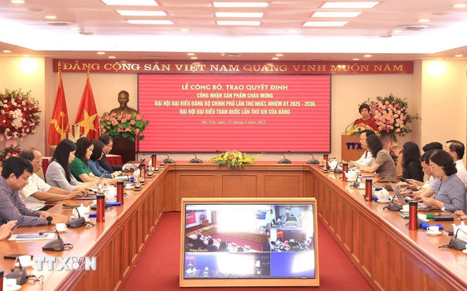 Pemandangan majlis. (Foto: Tuan Anh/VNA) ttxvn-cong-bo-san-pham-chao-mung-dai-hoi-dang-bo-chinh-phu-va-dai-hoi-xiv-cua-dang3.jpg