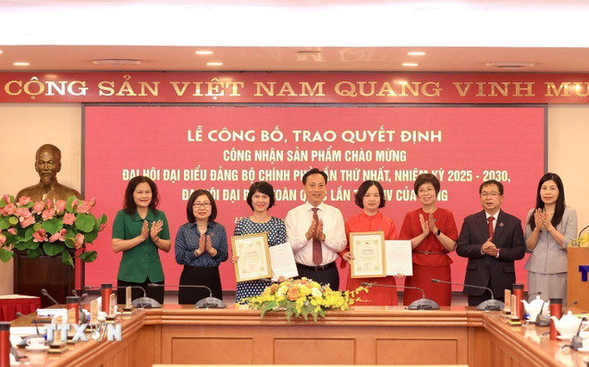 Komrad Lai Xuan Lam, Timbalan Setiausaha Jawatankuasa Parti Kerajaan, membentangkan Keputusan mengiktiraf produk Agensi Berita Vietnam untuk mengalu-alukan Kongres Parti Kerajaan Pertama dan Kongres Parti Kebangsaan Ke-14 (Foto: Tuan Anh/VNA) ttxvn-cong-bo-san-pham-chao-mung-dai-hoi-dang-bo-chinh-phu-va-dai-hoi-xiv-cua-dang4.jpg