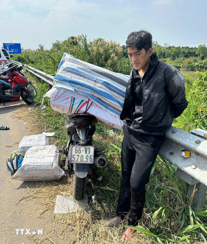 ttxvn-cong-an-dong-thap-quyet-liet-dau-tranh-voi-van-chuyen-thuoc-la-lau2.jpg