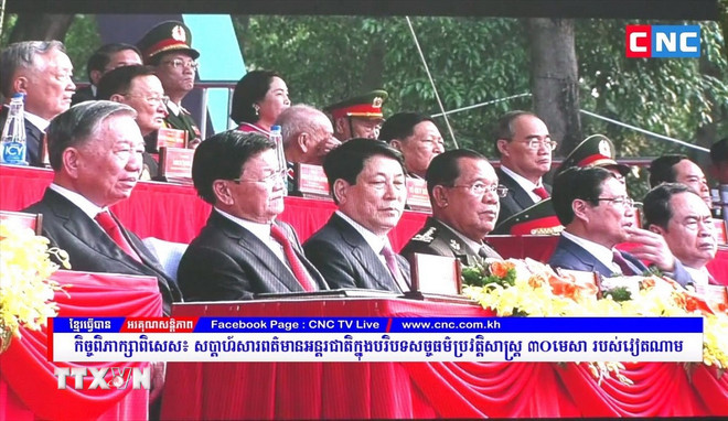 Đài truyền hình CNC TV phát hình ảnh Lãnh đạo Đảng, Nhà nước Việt Nam và lãnh đạo Campuchia, Lào (ảnh chụp màn hình) tham dự lễ kỷ niệm 50 năm Ngày Giải phóng miền Nam, thống nhất đất nước (30/4/1975 - 30/4/2025) tại Thành phố Hồ Chí Minh. (Ảnh: TTXVN phát) ttxvn-chan-ly-lich-su-304-qua-lang-kinh-kenh-truyen-hinh-cnc-cua-campuchia2.jpg
