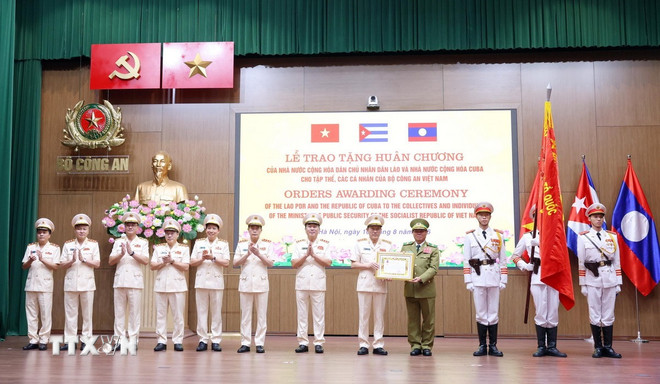 ttxvn-le-trao-tang-huan-chuong-cua-lao-va-cuba-cho-cac-tap-the-ca-nhan-cua-bo-cong-an-viet-nam5.jpg
