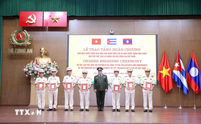 ttxvn-le-trao-tang-huan-chuong-cua-lao-va-cuba-cho-cac-tap-the-ca-nhan-cua-bo-cong-an-viet-nam4.jpg