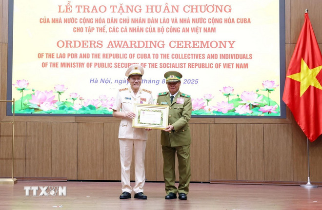 ttxvn-le-trao-tang-huan-chuong-cua-lao-va-cuba-cho-cac-tap-the-ca-nhan-cua-bo-cong-an-viet-nam3.jpg