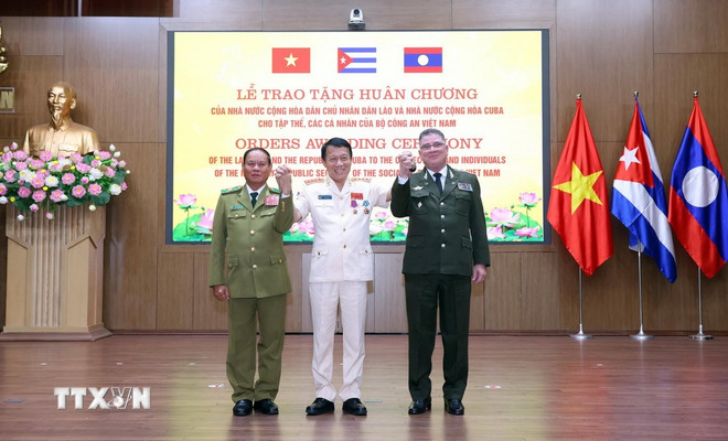 ttxvn-le-trao-tang-huan-chuong-cua-lao-va-cuba-cho-cac-tap-the-ca-nhan-cua-bo-cong-an-viet-nam2.jpg