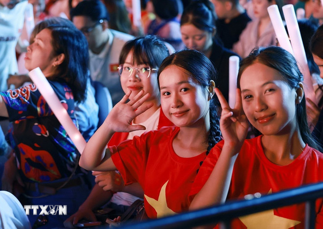 A large number of people attended the closing ceremony of the National Achievement Exhibition “80 years of the Journey of Independence - Freedom - Happiness”. (Photo: Duong Giang/VNA) ttxvn-toi-yeu-to-quoc-toi2.jpg