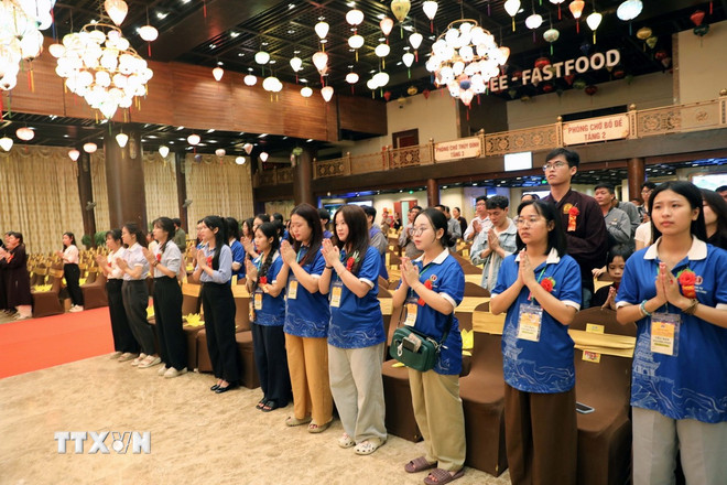 Plus de 500 étudiants d'universités de tout le pays et près de 2 000 moines et nonnes bouddhistes ont assisté à la cérémonie de Vu Lan. (Photo : Nguyen Chinh/VNA) ttxvn-phap-hoi-vu-lan-tai-chua-tam-chuc3.jpg