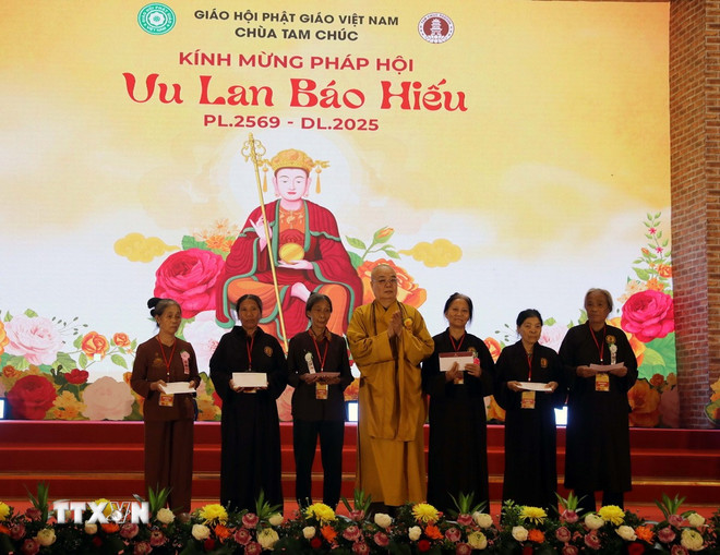 Le comité d'organisation a offert 30 cadeaux aux mères vietnamiennes héroïques, aux familles ayant rendu des services méritoires et aux soldats blessés du quartier de Tam Chuc. (Photo : Nguyen Chinh/VNA) ttxvn-phap-hoi-vu-lan-tai-chua-tam-chuc4.jpg