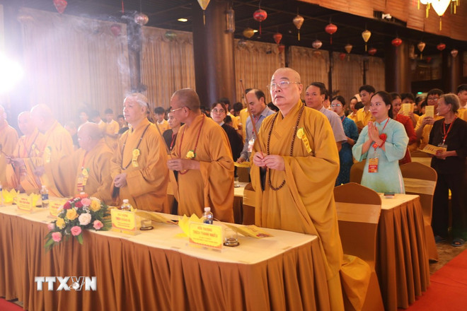 Offrande de fleurs et épinglage de roses en hommage aux parents de chaque personne. (Photo : Nguyen Chinh/VNA) ttxvn-phap-hoi-vu-lan-tai-chua-tam-chuc2.jpg