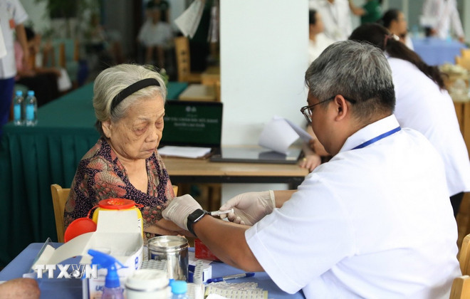 ttxvn-tp-ho-chi-minh-cham-soc-suc-khoe-nguoi-cao-tuoi.jpg