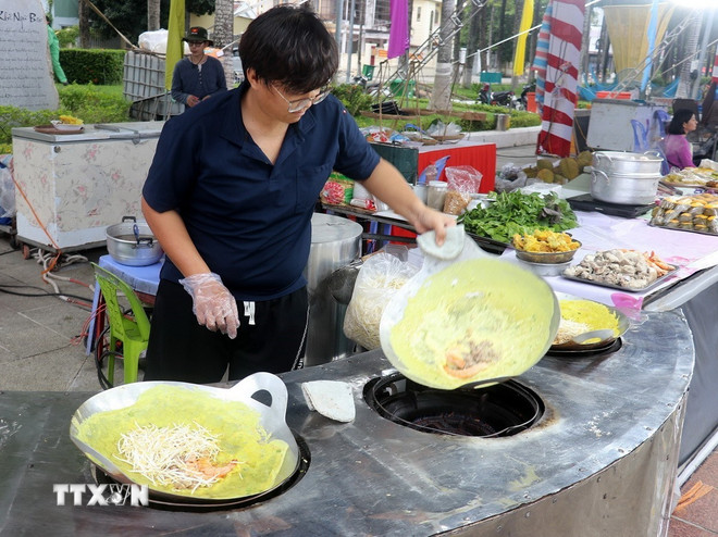 Chế biến món bánh xèo miền Tây Nam Bộ. (Ảnh: Lê Huy Hải/TTXVN) ttxvn-banh-xeo-mien-tay-nam-bo.jpg