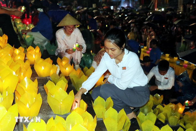 Tändning av blomsterlyktor vid fredsbönsceremonin och blomsterlyktorfestivalen. (Foto: Manh Tu/VNA) ttxvn-le-cau-an-va-hoi-hoa-dang-trong-le-hoi-mua-thu-con-son-o-hai-phong3.jpg